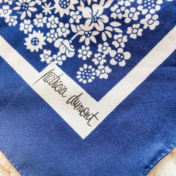 ๐ Vintage Square Blue Floral Scarf - Picture 2 of 3